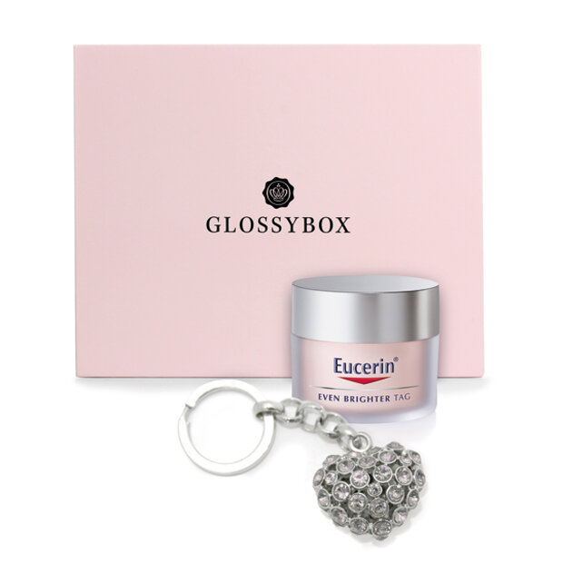 Viele Beauty-Goodies und ein Herz-Schlüsselanhänger stecken in der „Love Edition“ von Glossy Box um 14 Euro.