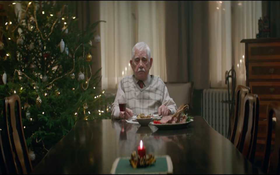 Opa fingiert Tod, damit die Familie zum Weihnachtsfest kommt! 