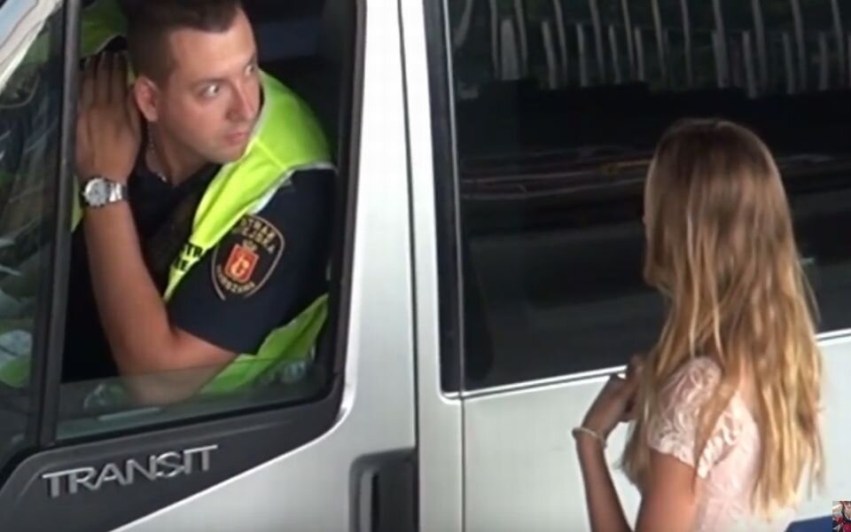 Diese Frau fragt Polizisten nach Sex! 