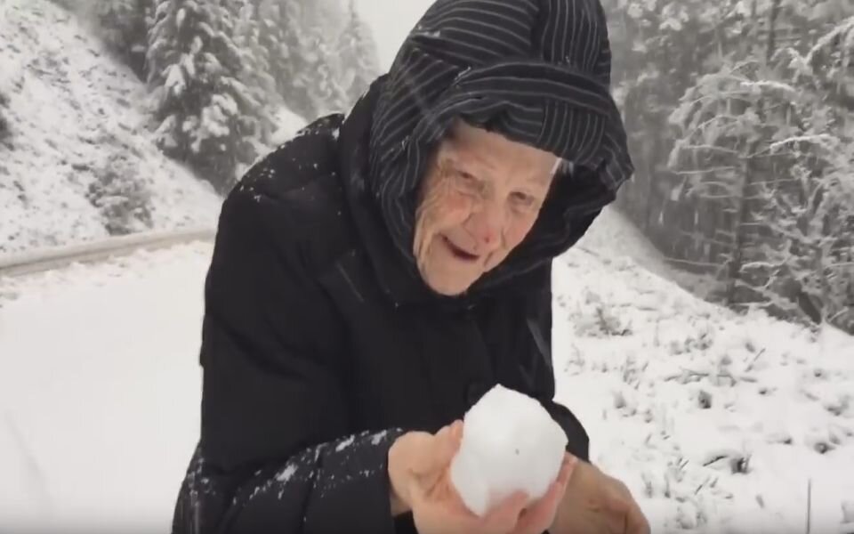 101-Jährige freut sich über selbstgemachten Schneeball