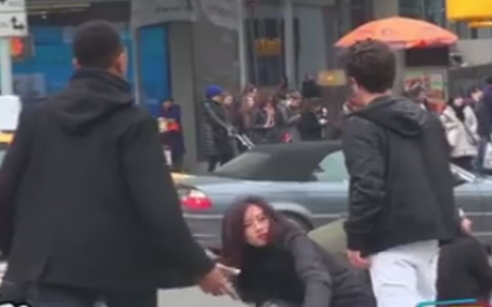 Mann schlägt Frau auf offener Straße