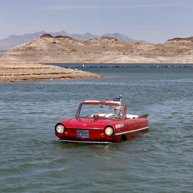 James Spears tuckert mit seinem Amphibienauto über den Lake Mead