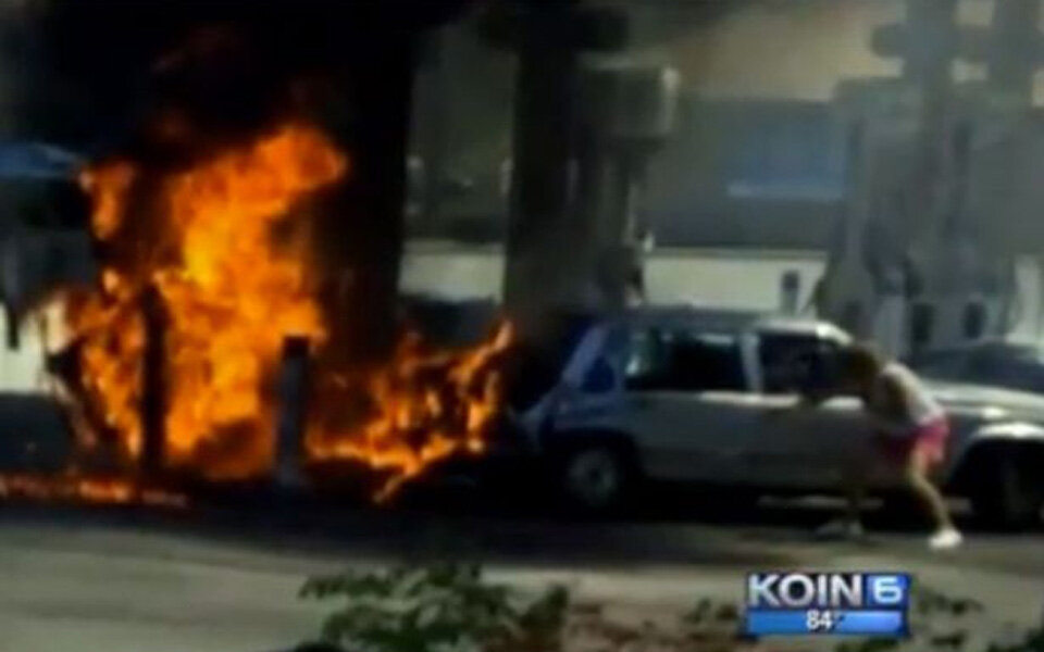 Teenie rettet Frau aus brennendem Auto