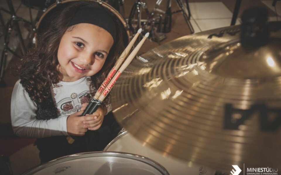 6-jährige Schlagzeugerin spielt harten Metal