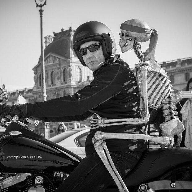 Ein Biker sorgt mit seinem Sozius für staunende Touristen in Paris