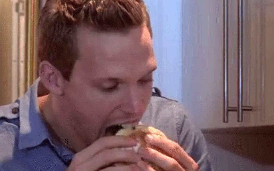 Mann isst sich selber als Burger