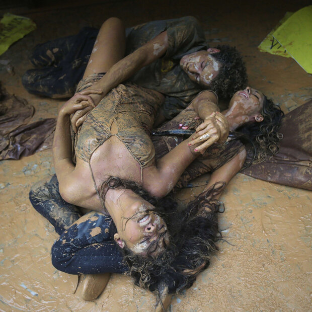Ein Dammbruch in Brasilien hat zu einer tödlichen Schlammlawine geführt. Jugendliche demonstrieren gegen die Minen-Gesellschaft.