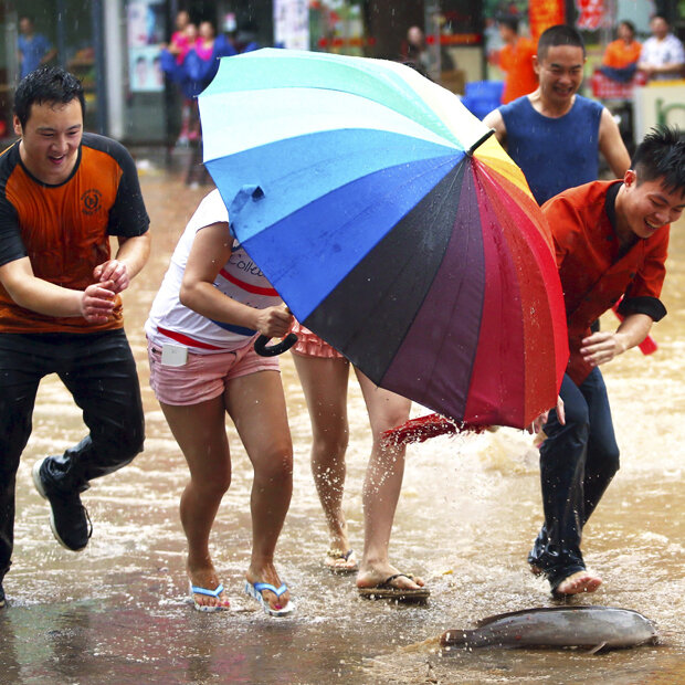In Dongguan (China) freut man sich über den Regen