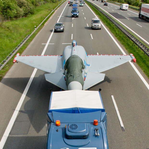 Kampfjet blockierte die Autobahn