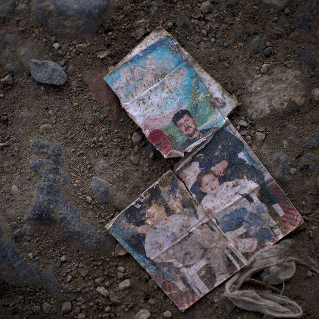 Ein zerstörtes Foto einer Familie liegt am Boden eines Flüchtlingscamps nähe der serbischen Grenze.