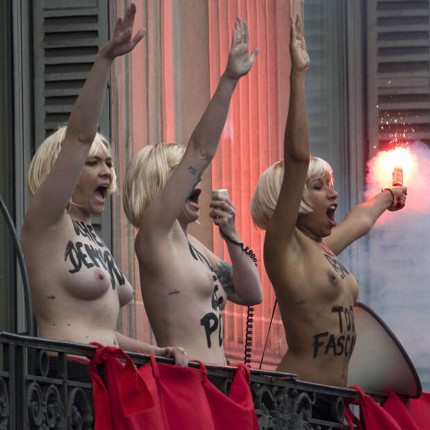 Femen protestierte mit blanken Brüsten und Hitlergruß gegen Le Pen