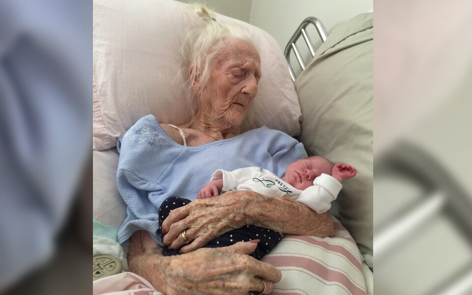 Oma Rosa (101) hält ihre Urenkelin zum ersten Mal