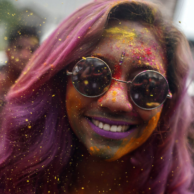Diese hübsche juge Dame freut sich beim Holi-Fest in Malaysia dabei zu sein