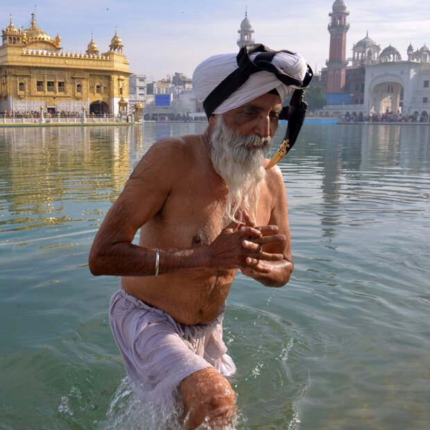 Ein Inder nimmt ein Bad bei Amritsar