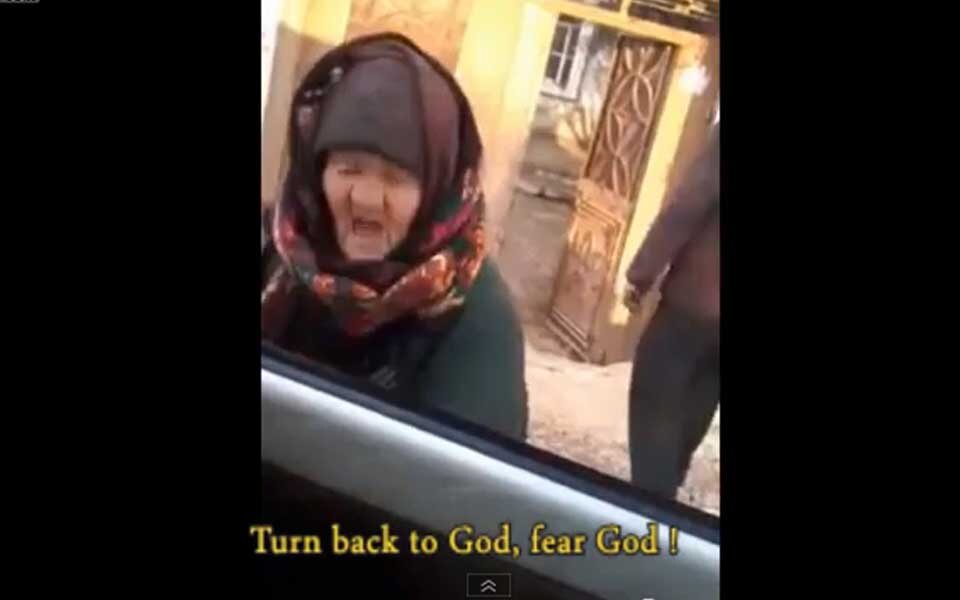 Mutige Oma stellt sich gegen ISIS-Terroristen