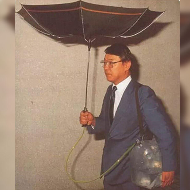 Okay, das ist beknackt: Ein Regenschirm, der Wasser sammelt.