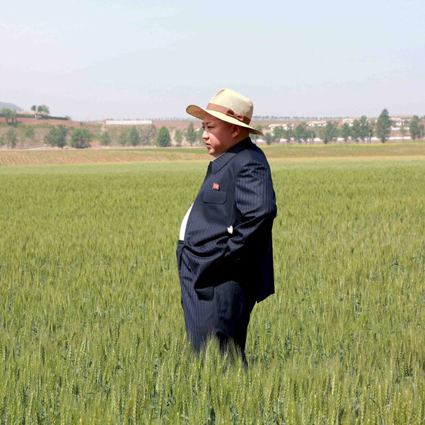 Nordkoreas Diktator Kim Jong-un beim Besuch einer Farm
