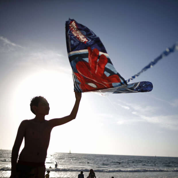 Beim Kite Festival in Redondo Beach ist auch dieser Bub mit seinem Spiderman-Drachen am Start