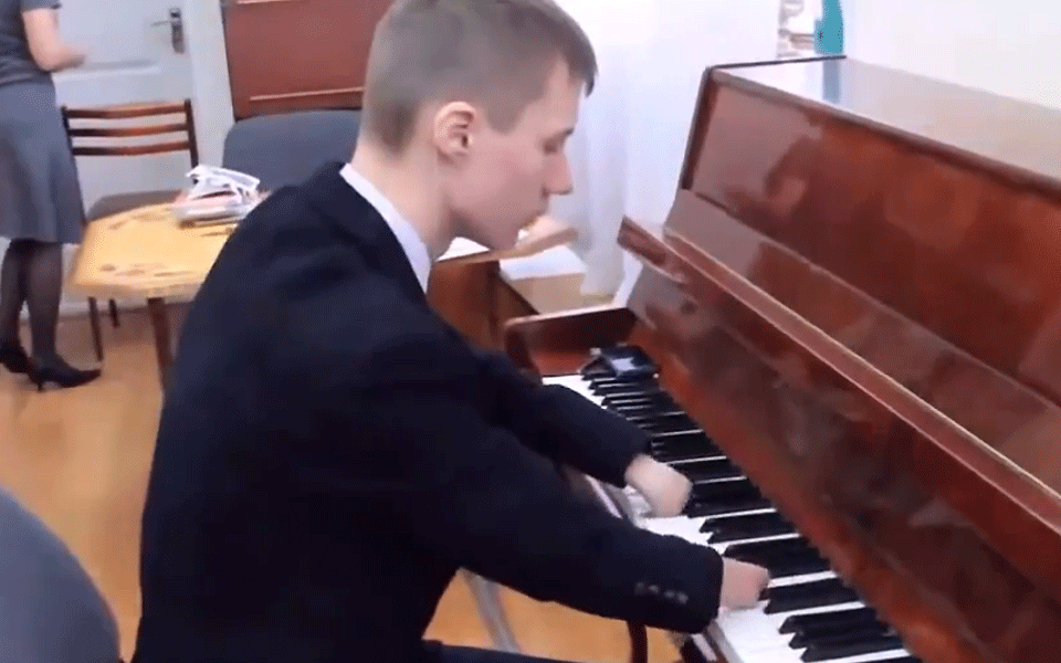 Junge spielt Klavier - ohne Finger