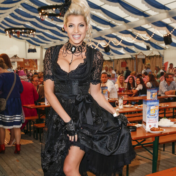 Sarah Knappik zeigt sich bei einer Oktoberfest-Kopie in Frankfurt im sexy Dirndl