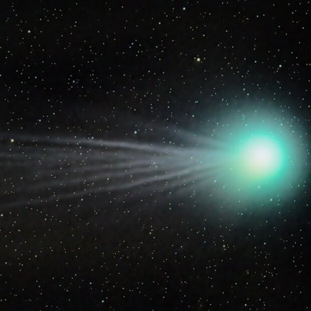 Der Komet schimmert grünlich