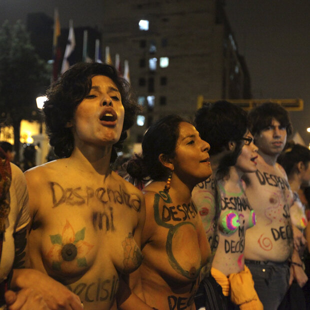 Nackt-Aktivisten demonstrieren in Lima (Peru) für das Recht auf Abtreibung