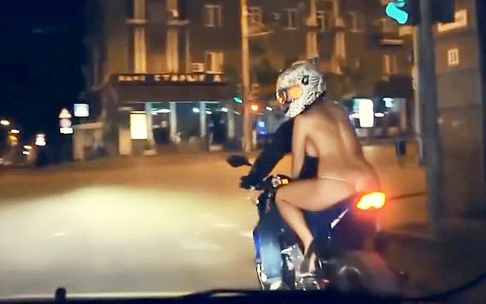 Nackt-Bikerin bei -1 Grad gesichtet