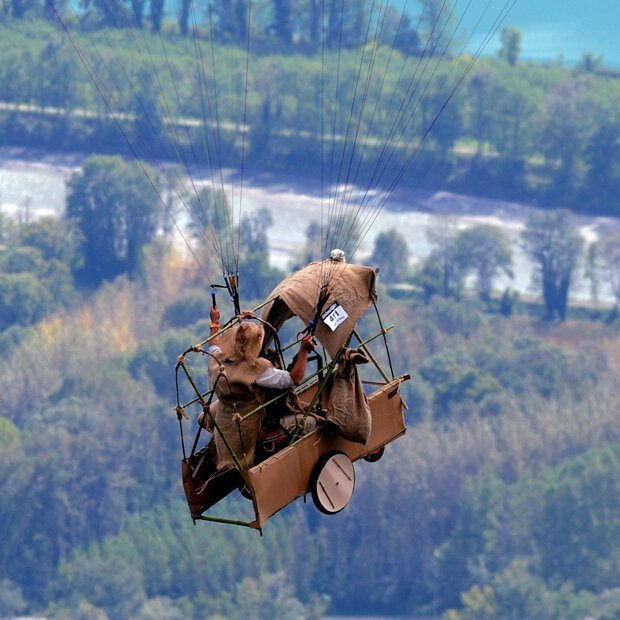 Ein (historischer) Paraglider genießt die Aussicht über Frankreich