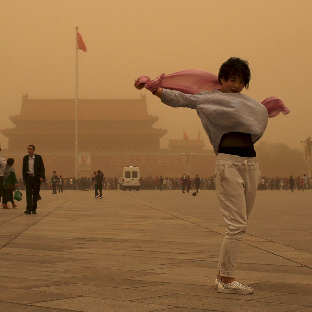 Ein Sandsturm fegt über Peking (China) hinweg