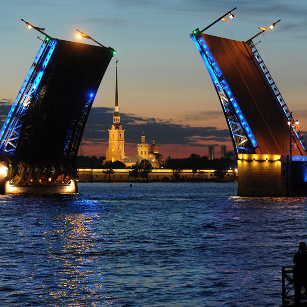 Spektakulärer Blick auf die Dvortsovaya-Brücke in St. Petersburg