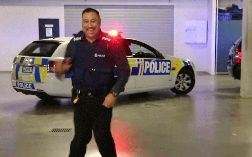 Alle wollen tanzende Polizisten sehen