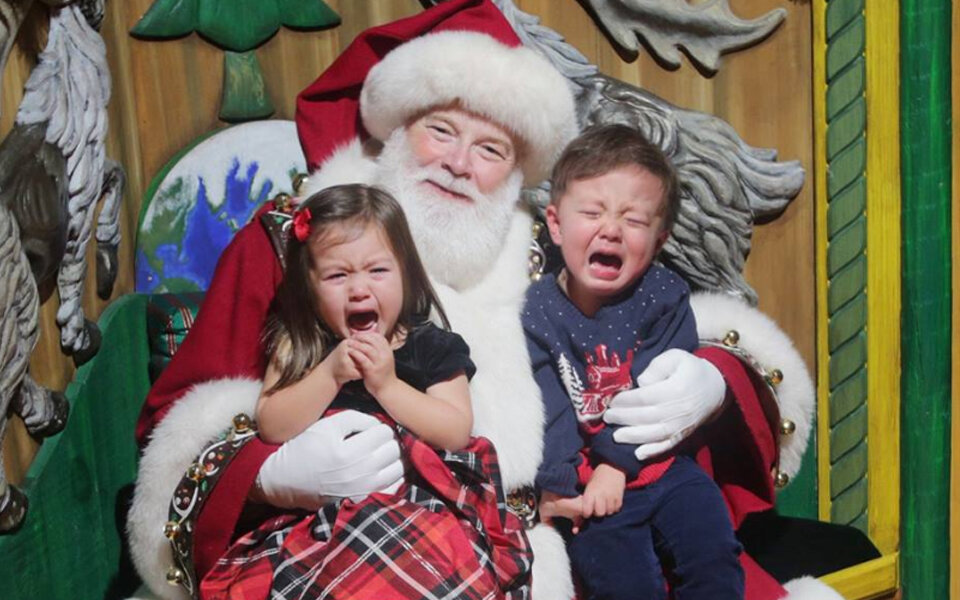 Ellen, Santa und skeptische,verängstigte Kinder