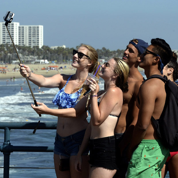 Selfie-Sticks sind auch in Santa Monica (USA) sehr beliebt