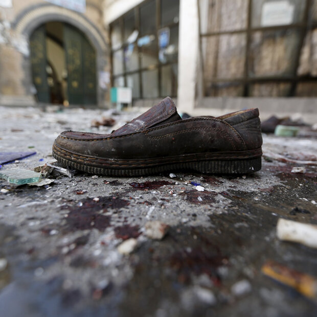 Ein Schuh zwischen Scherben und Schutt in einer von Selbstmordattentätern zerstörten Moschee in Sanaa, Jemen. 