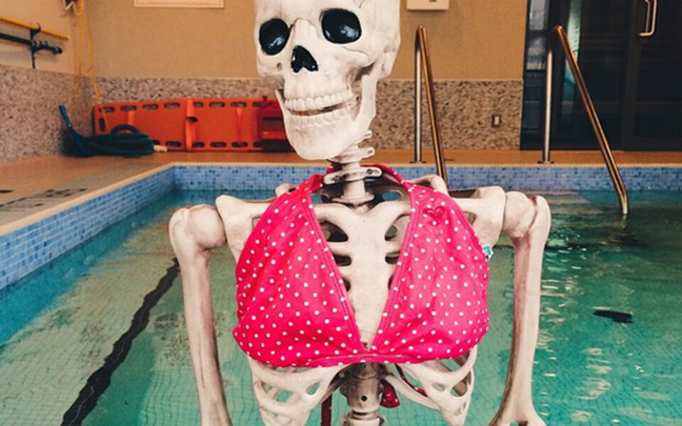 Skelett lacht Hipster auf Instagram aus