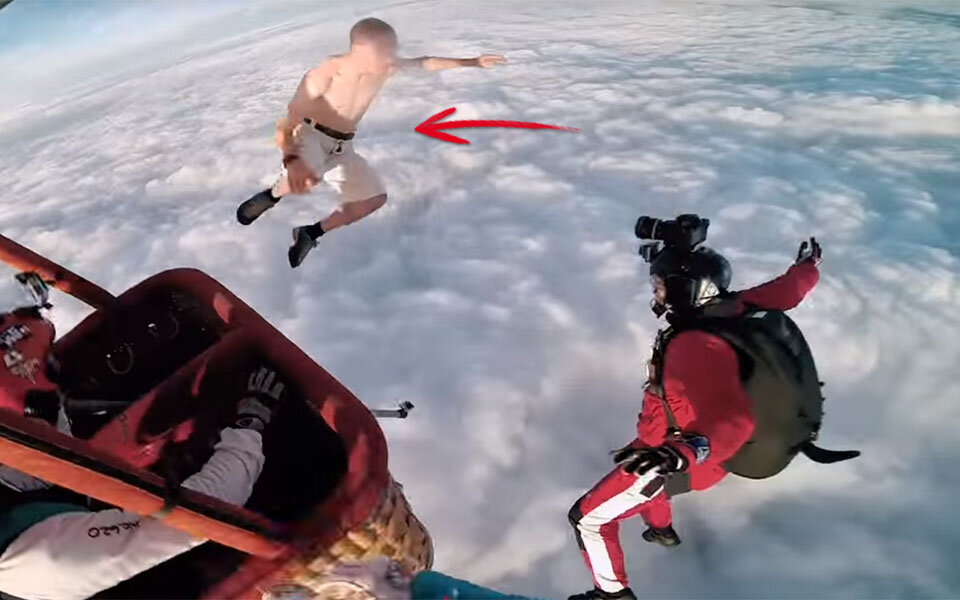 Skydiver stürzt ohne Fallschirm gen Erde!