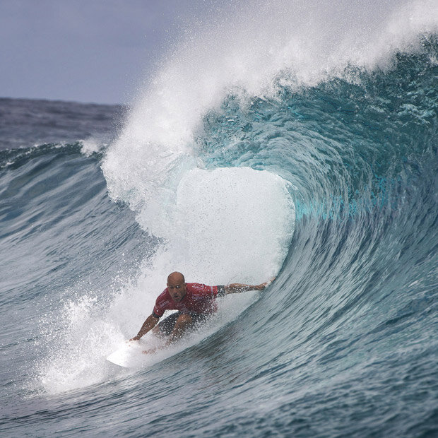 Ein Surf-Wettbewerb vor Tahiti sorgt für tolle Bilder