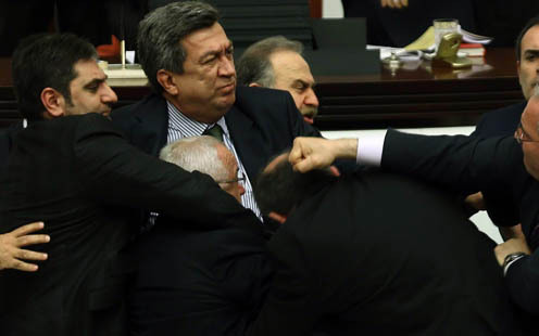 Schlägerei im türkischen Parlament
