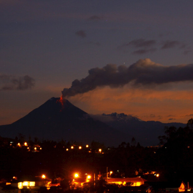 Der Vulkan Tungurahua legt eine Aschewolke über Banos (Ecuador)
