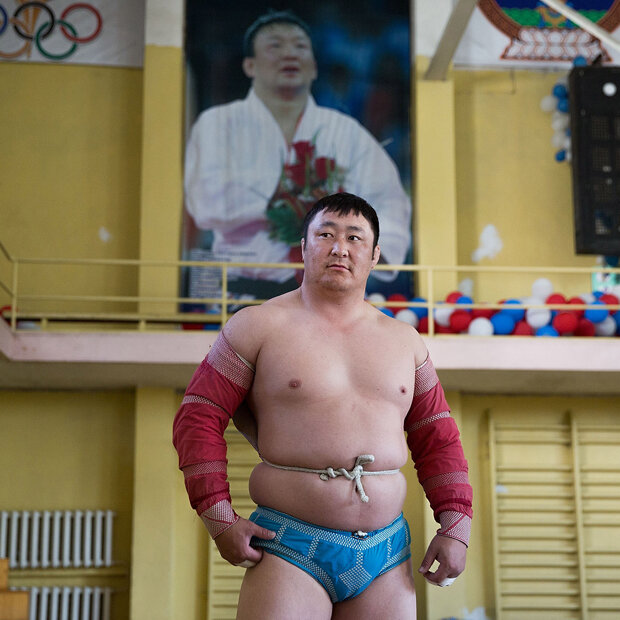 Ein traditioneller mongolischer Wrestler beim Training