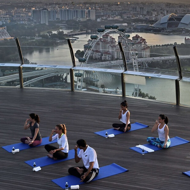 Yoga-Stunde über den Dächern Singapurs