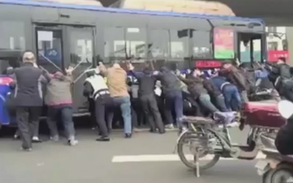 20 Menschen stemmen Bus, retten Mann das Leben