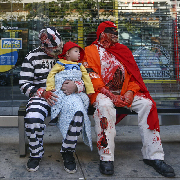 New York: Verkleidet warten Vater und Sohn auf den Bus, der sie zur Zombie-Parade bringt